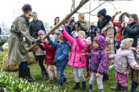 Omenaa Mensah, Termo Organika, Politechnika Warszawska oraz ZZW razem z dziećmi sadzili drzewa, fot. AKPA